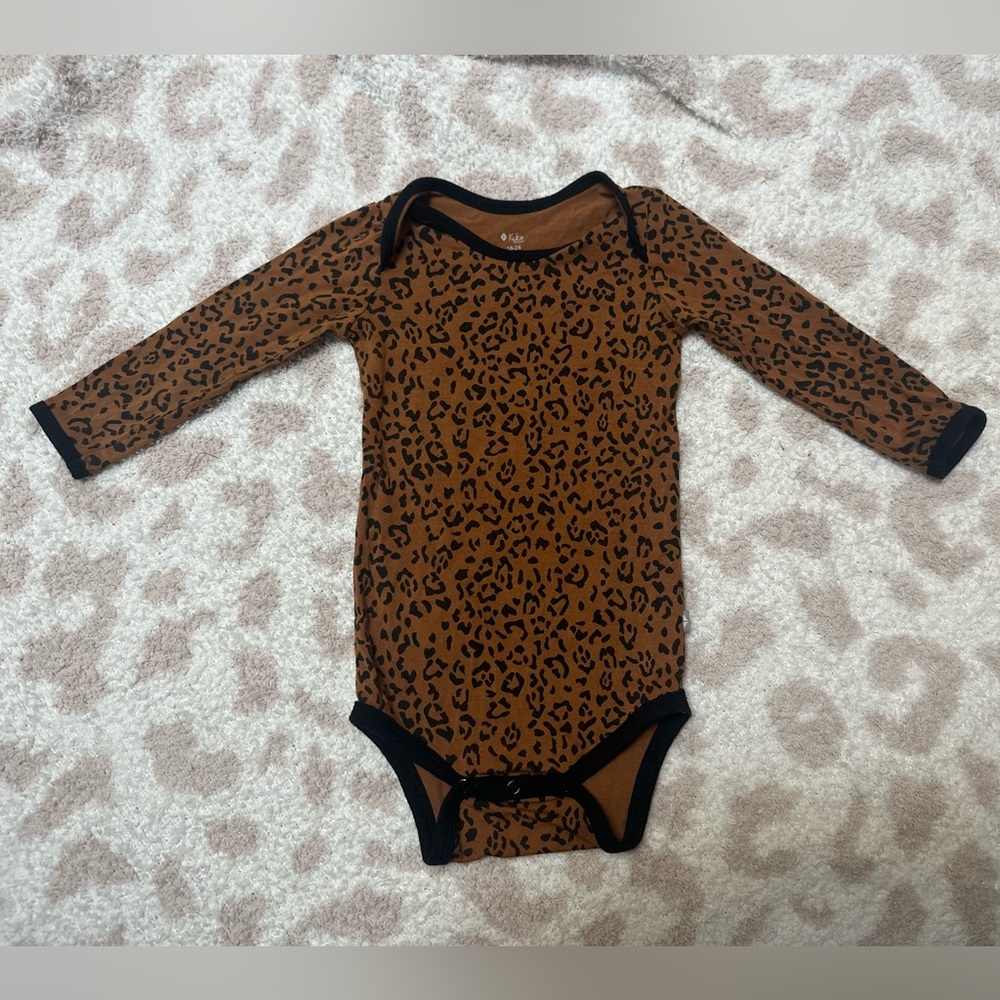 🐆 Kyte Baby Small Leopard Long Sleeve and Short Sleeve Onsie 🐆